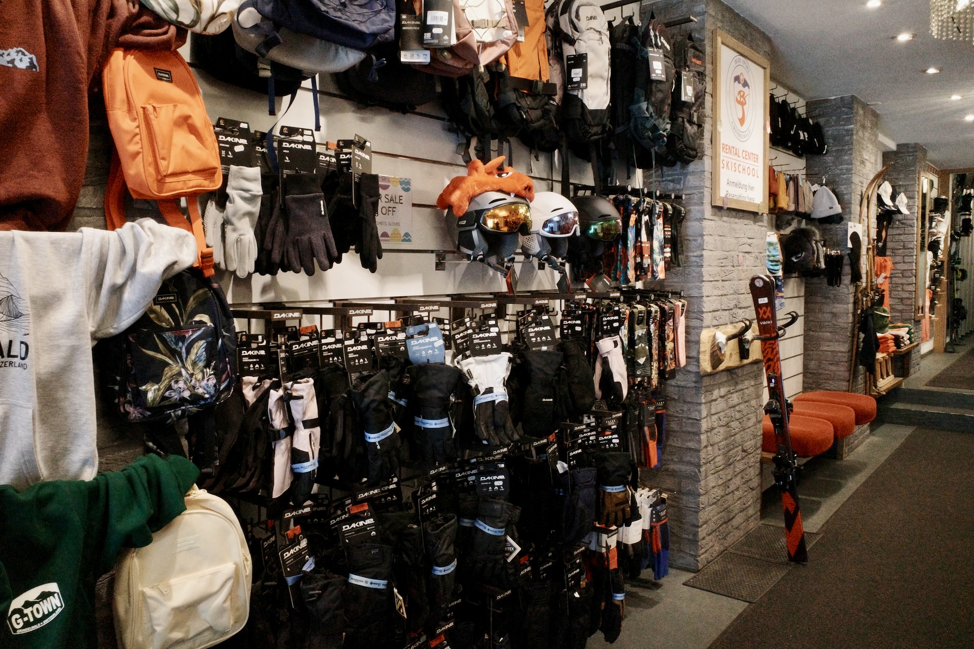 burisport_shop_bahnhof_handschuhe-helme.jpg